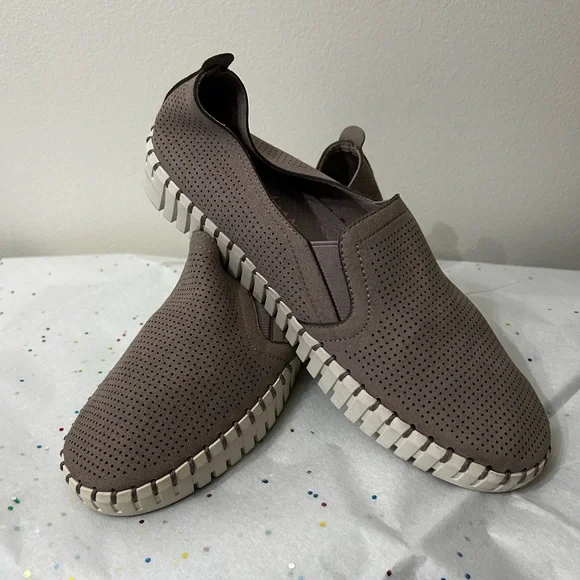 Sketchers slip on sneaker-size 6.5US - Picture 2 of 6